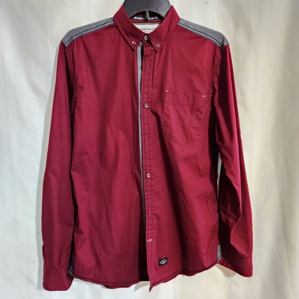 TRANQUILITY MAYHEM MEN'S BURGUNDY BUTTON DOWN SHIRT SMALL. B-82